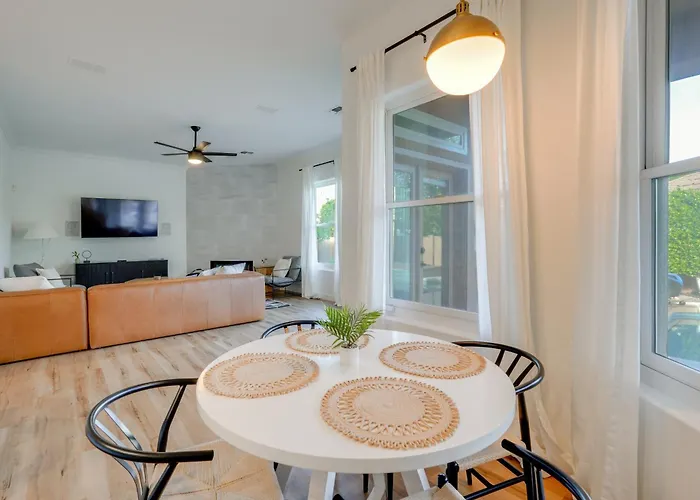 Holiday home Pool Table, Putting Green: Luxury Oasis In