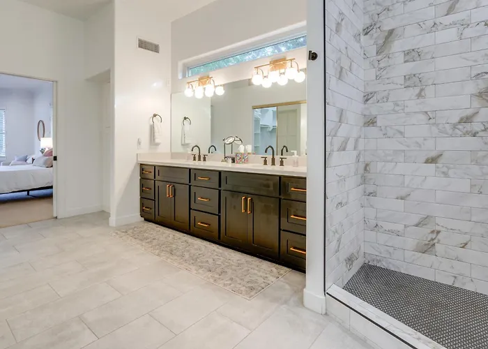 Pool Table, Putting Green: Luxury Oasis In Mesa