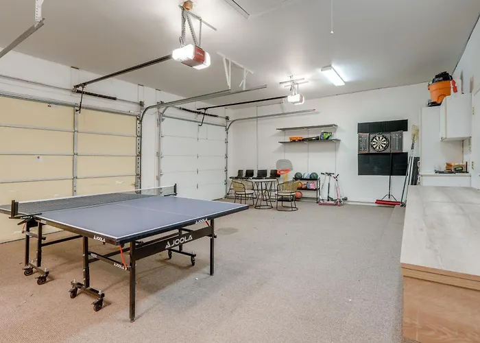 Pool Table, Putting Green: Luxury Oasis In
