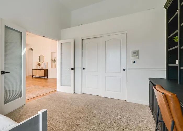 Pool Table, Putting Green: Luxury Oasis In