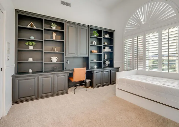 Holiday home Pool Table, Putting Green: Luxury Oasis In