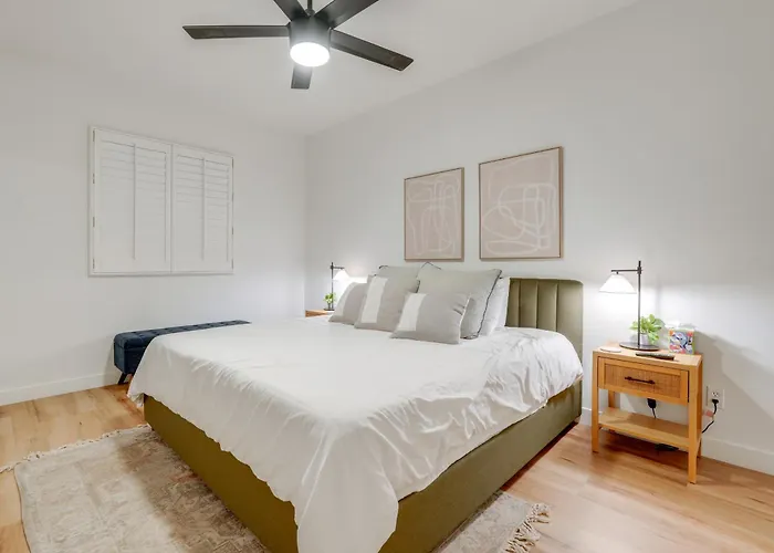 Pool Table, Putting Green: Luxury Oasis In Mesa
