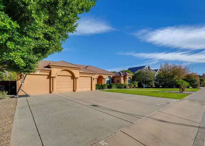 Holiday home Pool Table, Putting Green: Luxury Oasis In Mesa